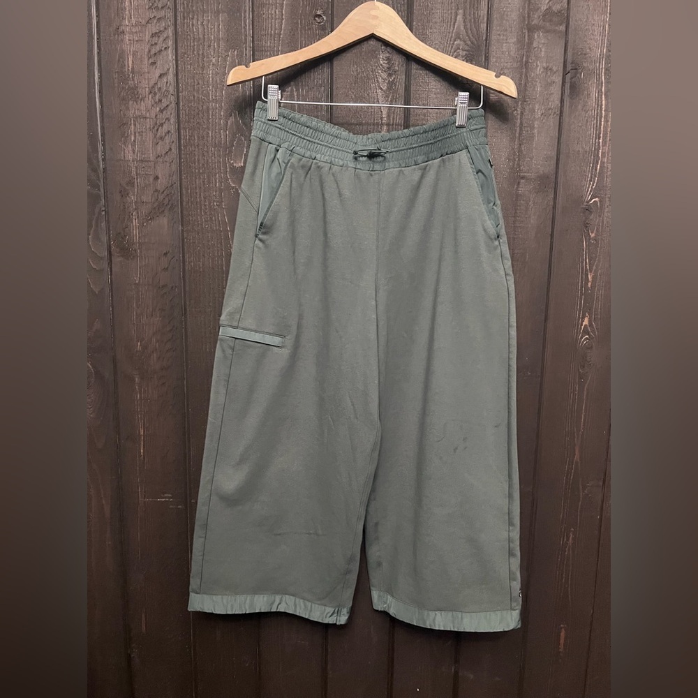 Athleta Triumph Hybrid Wide Leg Cropped Pant Sz M Bali Green Stretch Athleisure - Picture 4 of 8